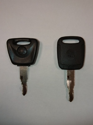 左が純正キーで、右が作成した合鍵です。　合鍵の方が作りがしっかりしている印象です。　（画像は一部加工あり）