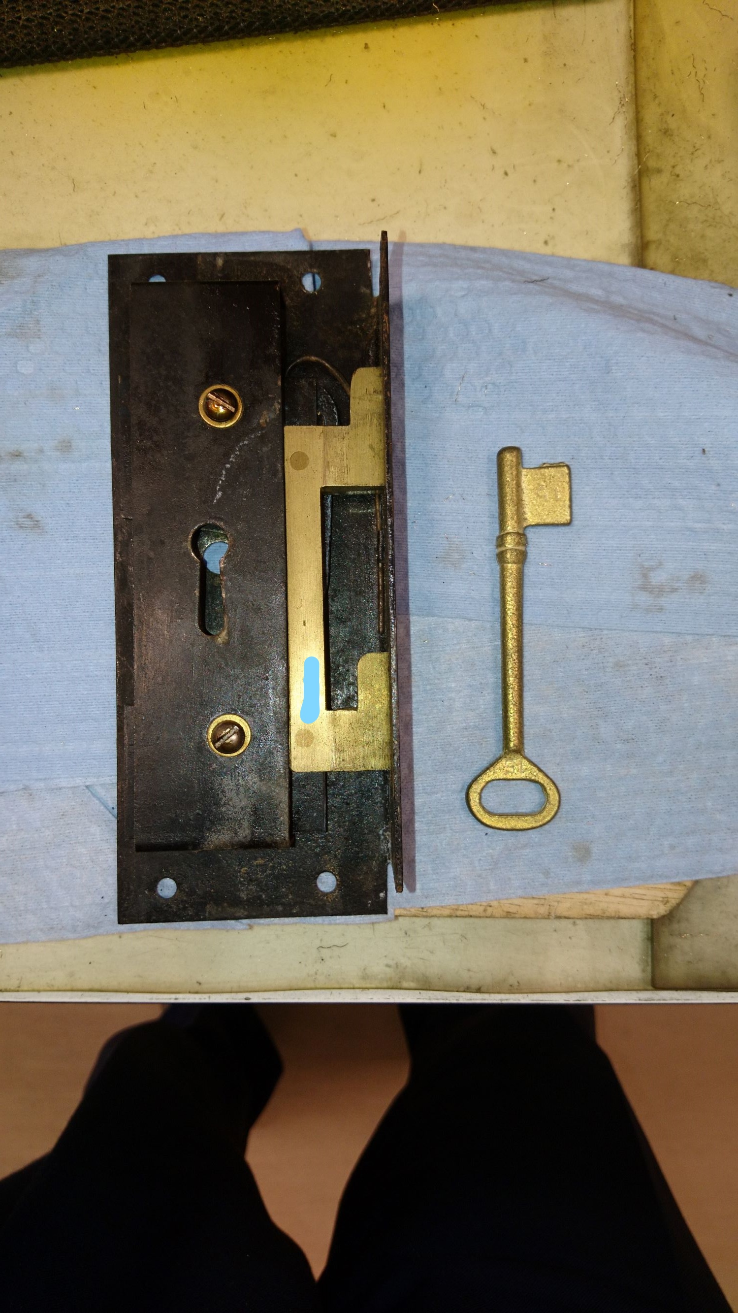 左が取り外した錠前で右にある鍵が棒鍵です。　こんな形状の棒鍵に加工を入れて鍵を作成していきます　