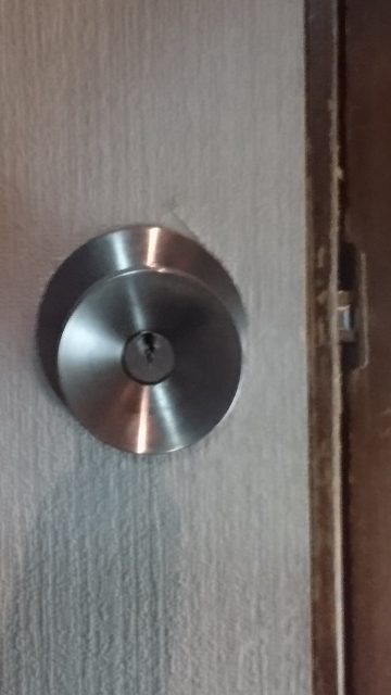 開かなくなったトイレの鍵です。鍵穴があります