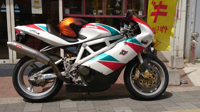 bimota db4です。カッコいいですね、軽量のフレームにパワーのあるエンジンでかなり楽しめるそうです