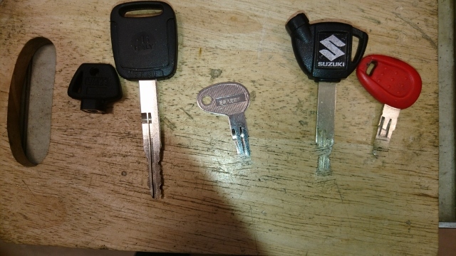 左から、作成したシャッターキー・メインキー・ＧＩＶＩのリヤボックスキーです。　右の２本は元の鍵になります。（画像一部加工あり）
