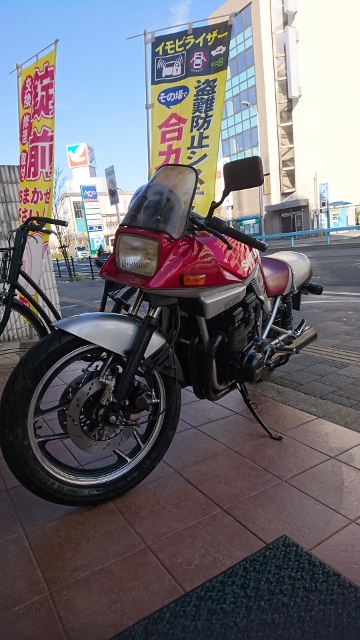 スズキの伝説の名車 GSX1100カタナです。 何年経っても古さを感じさせませんね。